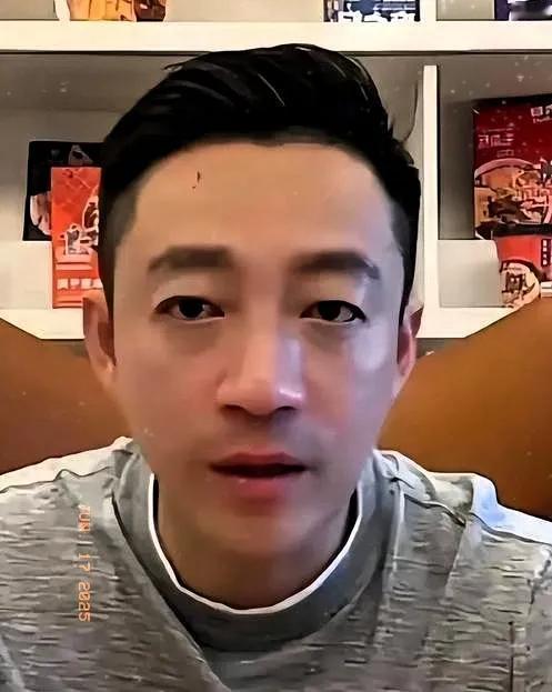 最近汪小菲在网上跟网友吵了一架。有人骂他是假富二代，说他靠父母吃喝。汪小菲在视频