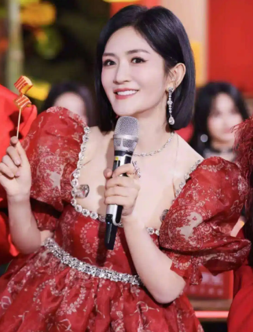 央视秋晚只换谢娜，原因在这，我算弄明白了央视中秋晚会为什么只动谢娜一个人。今年名单出来，鲁健、孟盛楠