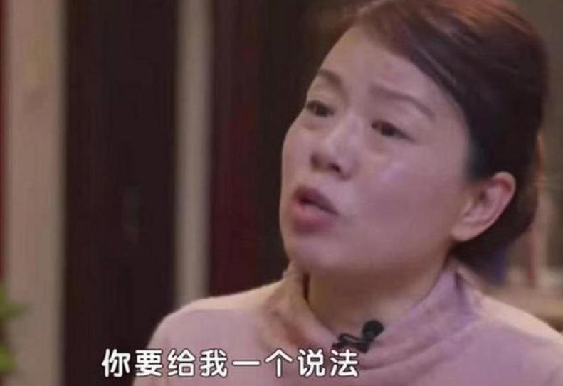 许敏帮果农卖苹果被骂了！许敏在延安的直播又开始了。在灯光下苹果泛着光，