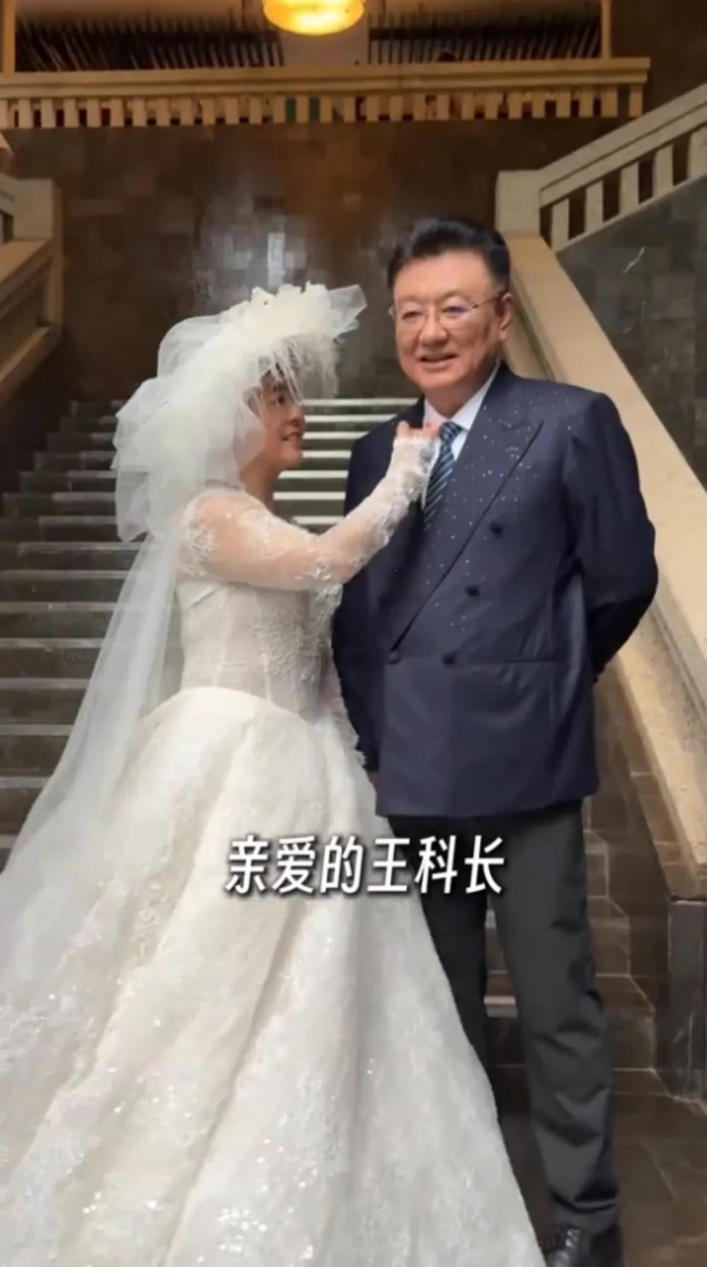 她那锅盖头，一留就是四十年。从《七巧板》到海南生日宴，发梢还是齐刘海，弧度没变过