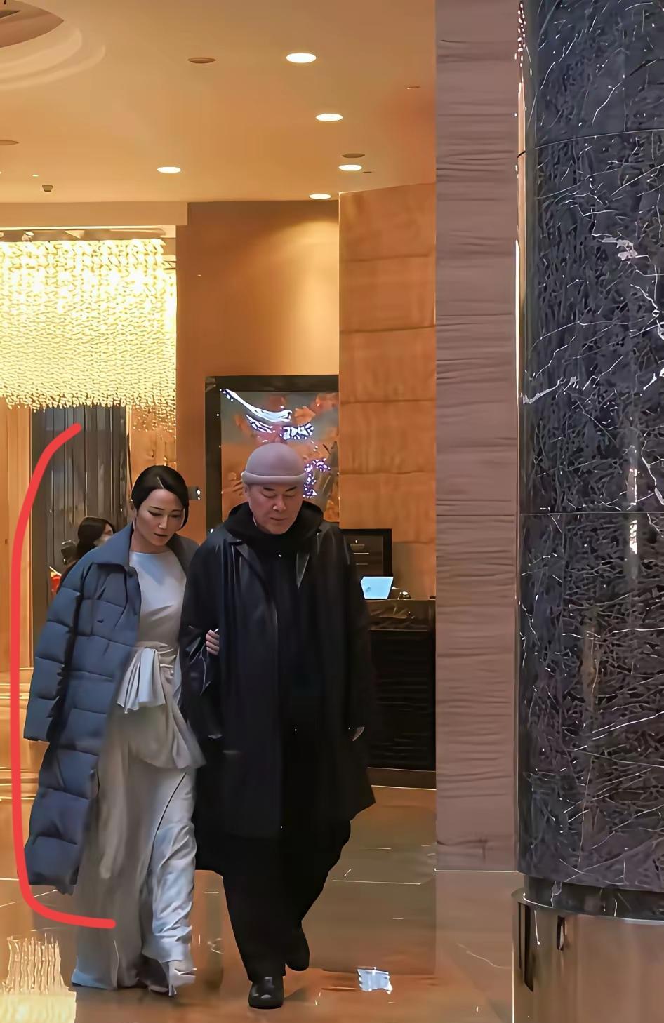 扒了半天蒋勤勤那件“显贵”羽绒服，我终于悟了：普通人穿羽绒服像米其林，真贵妇穿，