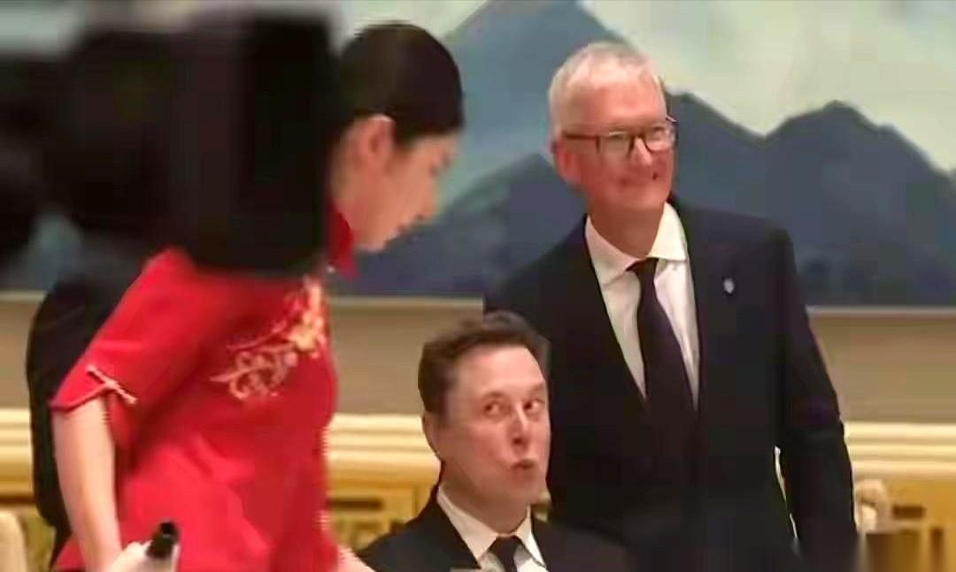 马斯克那张晚宴“失神”图，每次看都觉得有意思。一屋子身价过亿的大佬，刀叉轻碰瓷