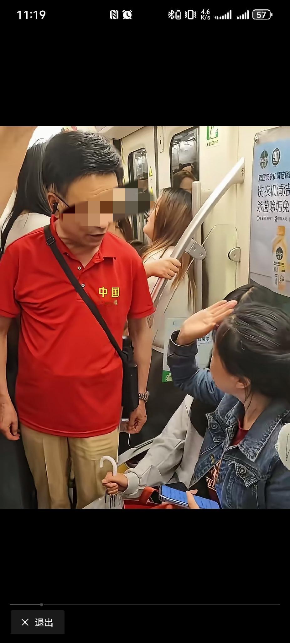 成都地铁这个红衣服大爷，全网都认识他家人了。就因为人家没给他让座，直接上手拽