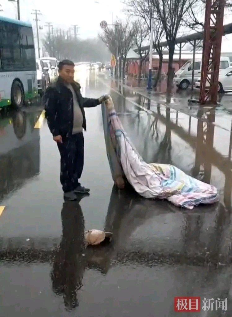 前阵子刷到这个事的时候，盯着屏幕愣了好半天。去年冬天那场暴雪，路面结着薄冰，62