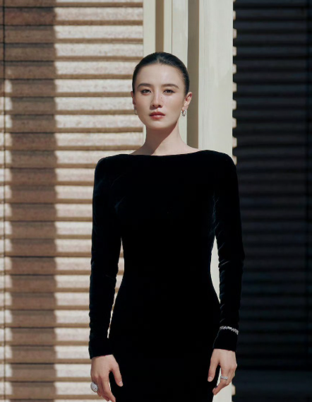 宋佳成家立业在她身上具象化了今年电视电影双开花，先是凭借《山花烂漫时》饰演张