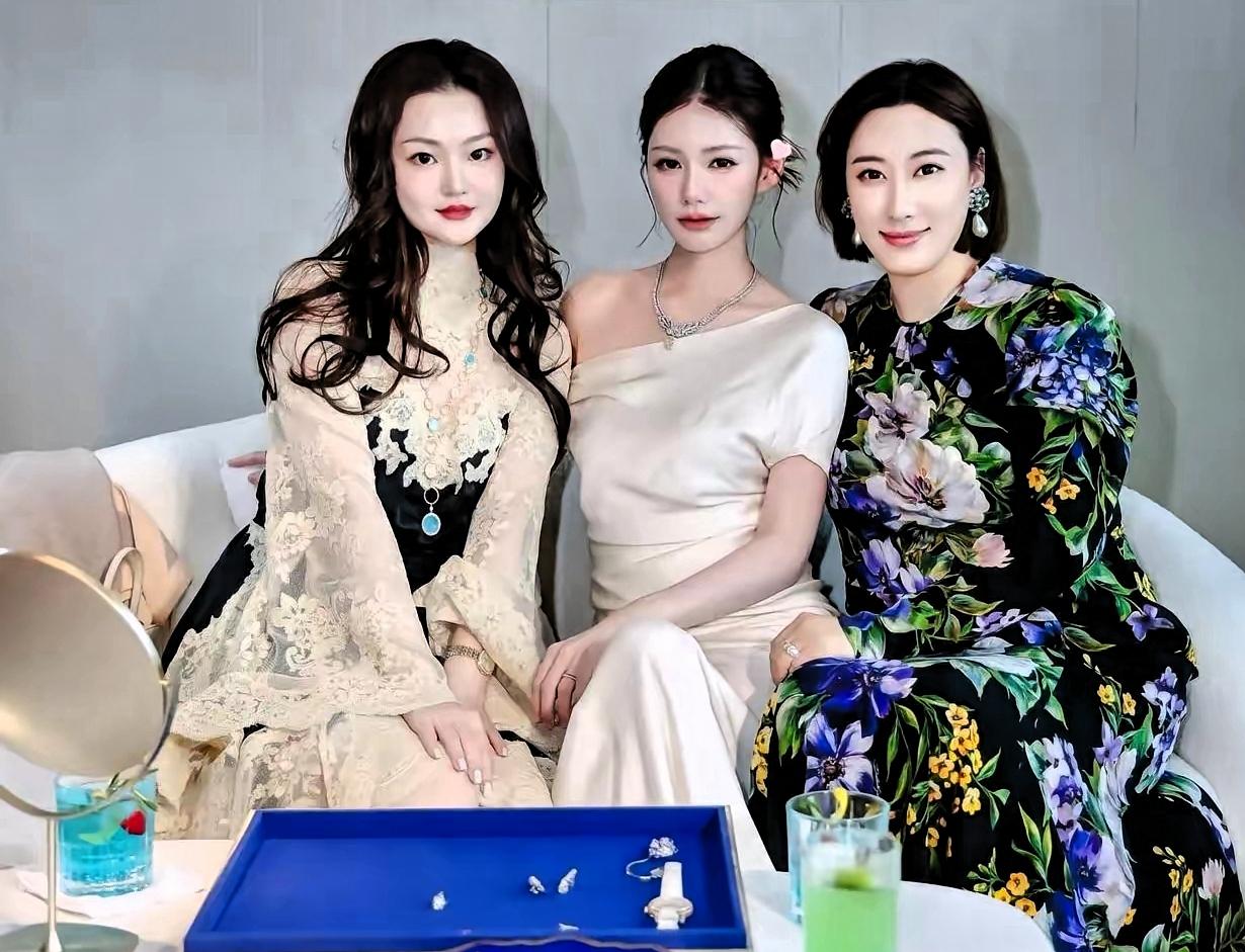 网友刚看她就说了，眉眼让人舒服，她心好，人也踏实努力，大家都觉得她以后会很好，谁