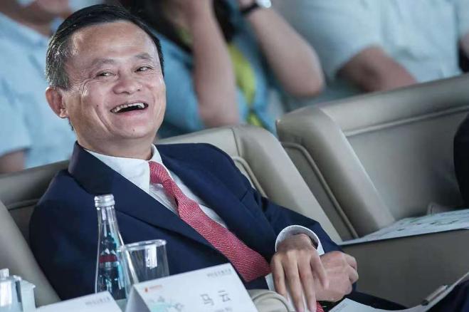 马云在杭州露面，直言中国商业正悄悄变天：一个商品火爆全网，背后却在别的领域悄悄收