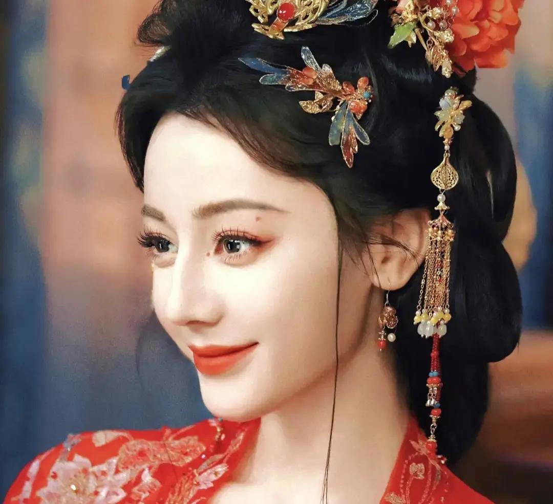 迪丽热巴新剧刚播，热搜还没挂热，评论区就集体开扒她和黄景瑜的旧瓜。黄景瑜和王