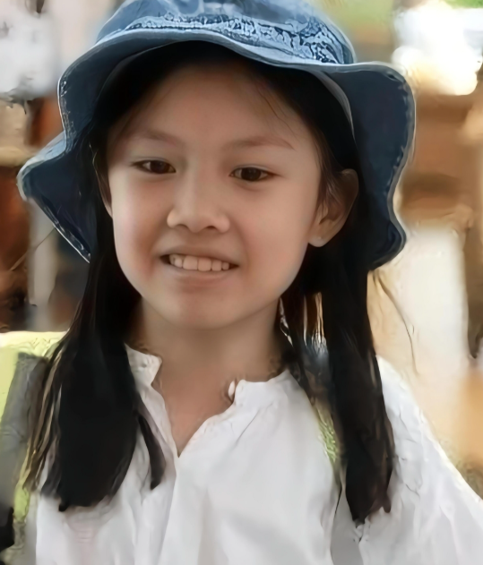 袁泉带着15岁的女儿夏哈哈外出旅行女儿四肢纤细，身材完美，远眺比168的袁泉还