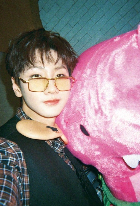 汪苏泷从舞台上下去就扛起胶卷开始拍！汪苏泷也打两份工