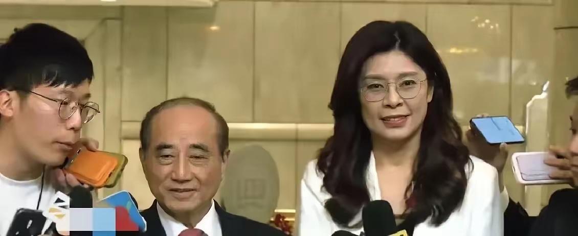 王金平这老爷子，一句话把两边都给敲打了一遍对着民进党，意思很明白：别一天到晚