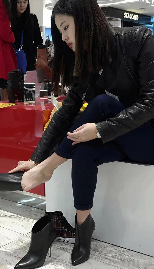 这种鞋光脚穿不闷吗？
