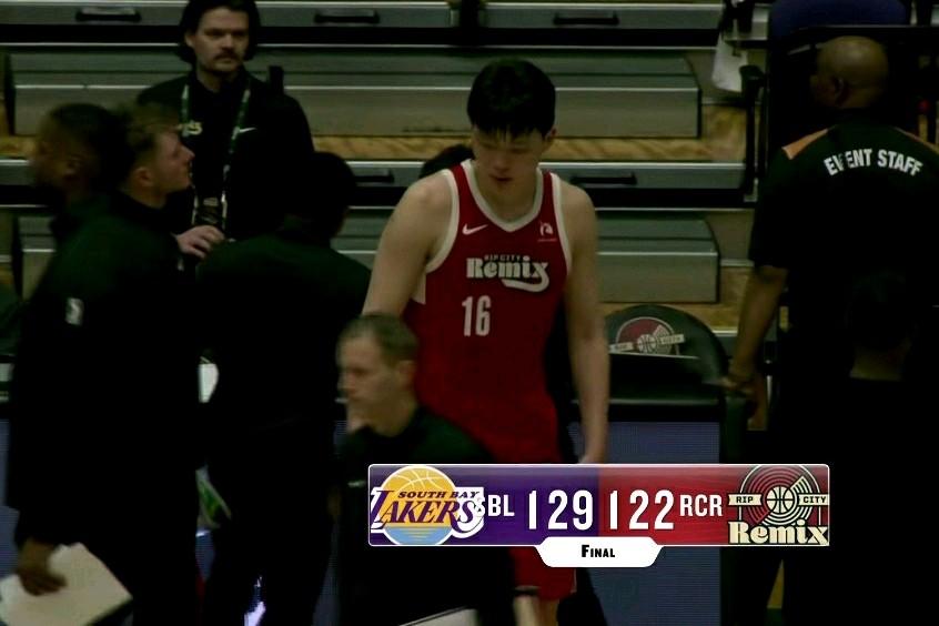 杨瀚森：还得练！！！在撕裂之城混音122:129不敌南湾湖人的比赛中：教练是真