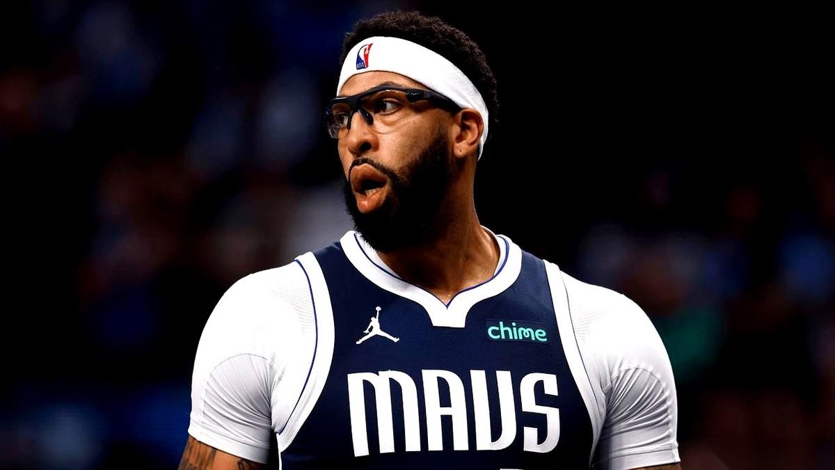 独行侠想动浓眉这块蛋糕的消息刚放出来，整个西部的电话就快被打爆了。勇士第一个掀