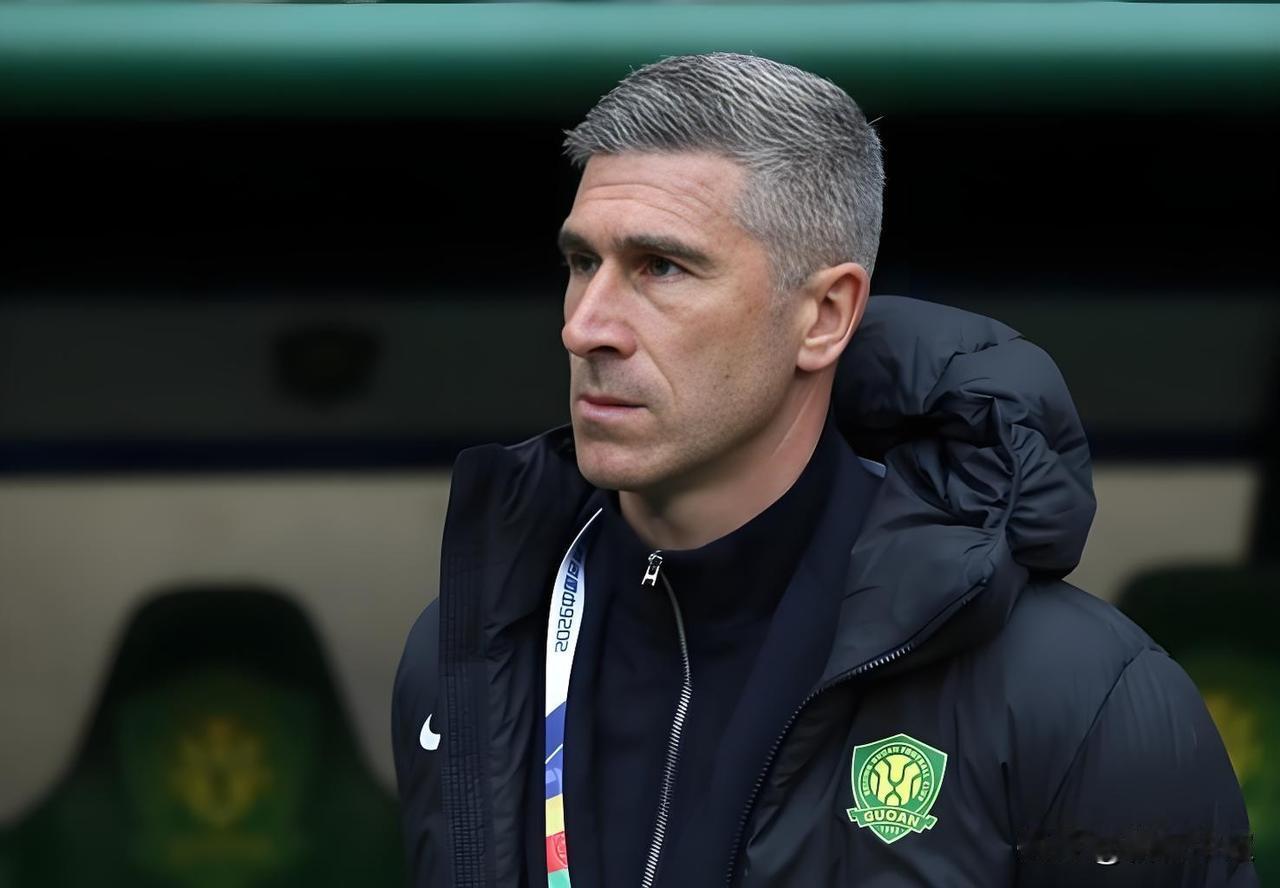 北京国安豪门球队的本色正在加速褪色，目前来看顶多就是中游球队水平。不少国安球迷