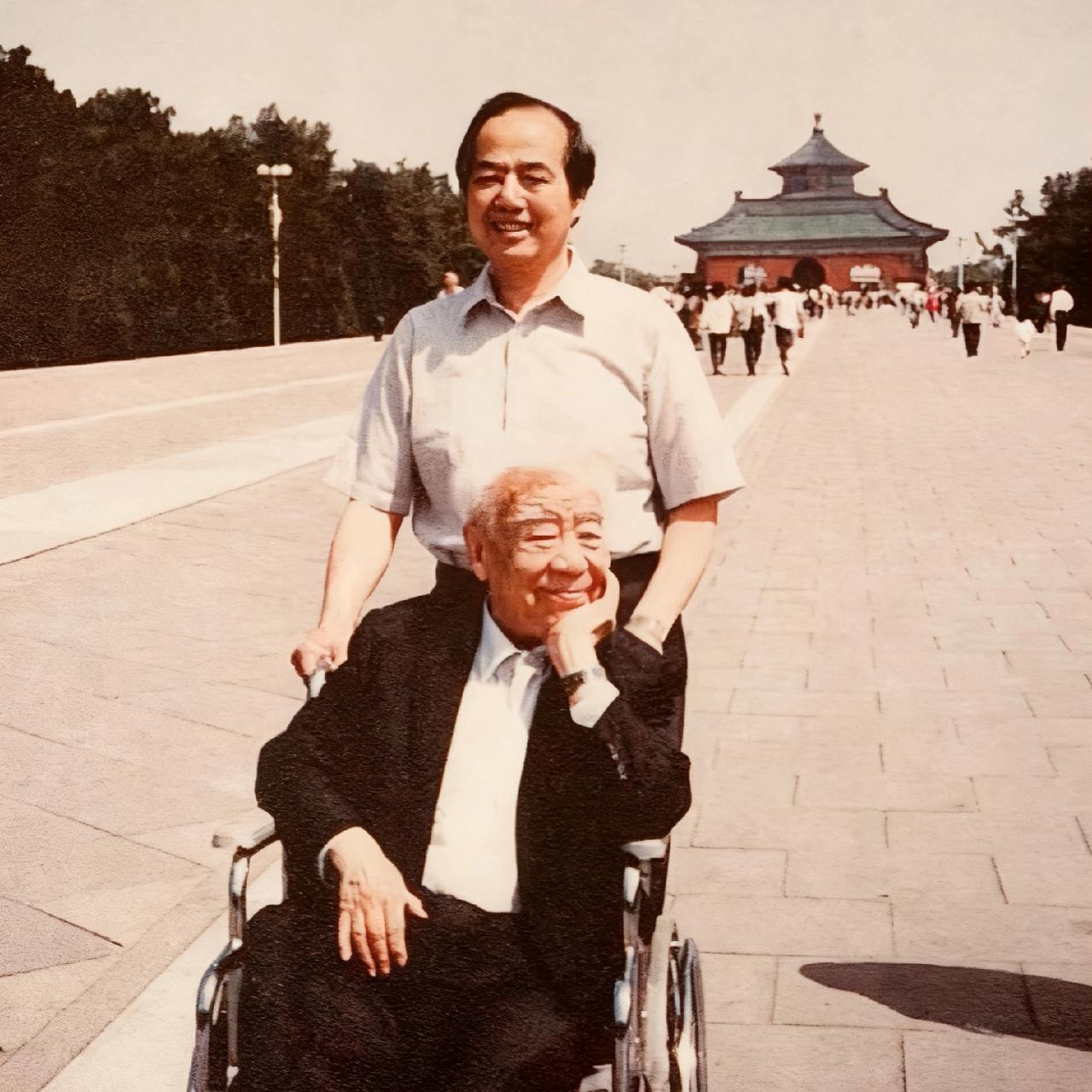 1992年,李政道和恩师吴大猷,在北京街头,一张温馨的合影,此时的吴大猷虽然身体