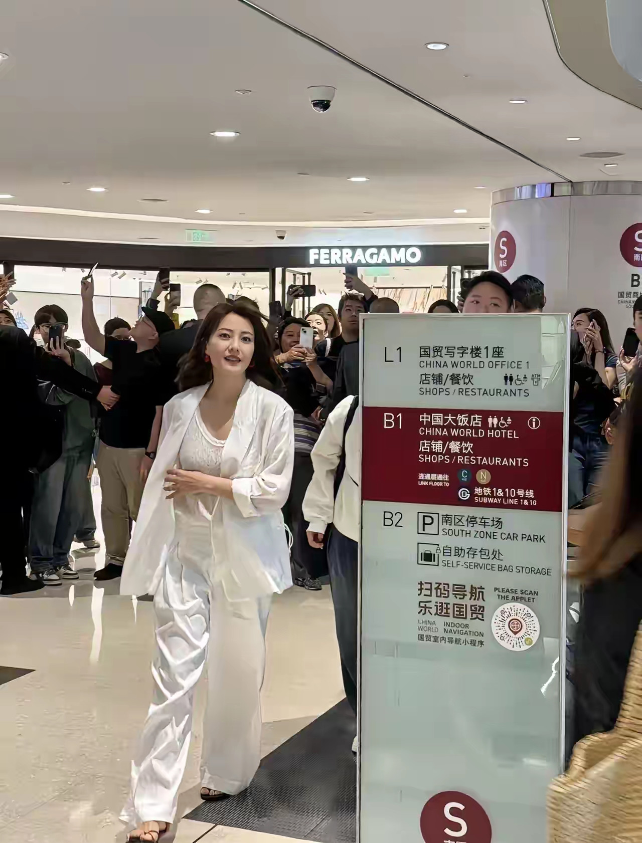 她咋一点不见老啊，比电视上还好看十倍！