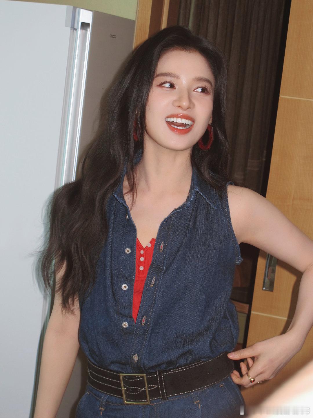 张婧仪📷仪动靖度条“都在看剧了吗？”靖姐回城。张婧仪苗靖张婧仪野狗骨头