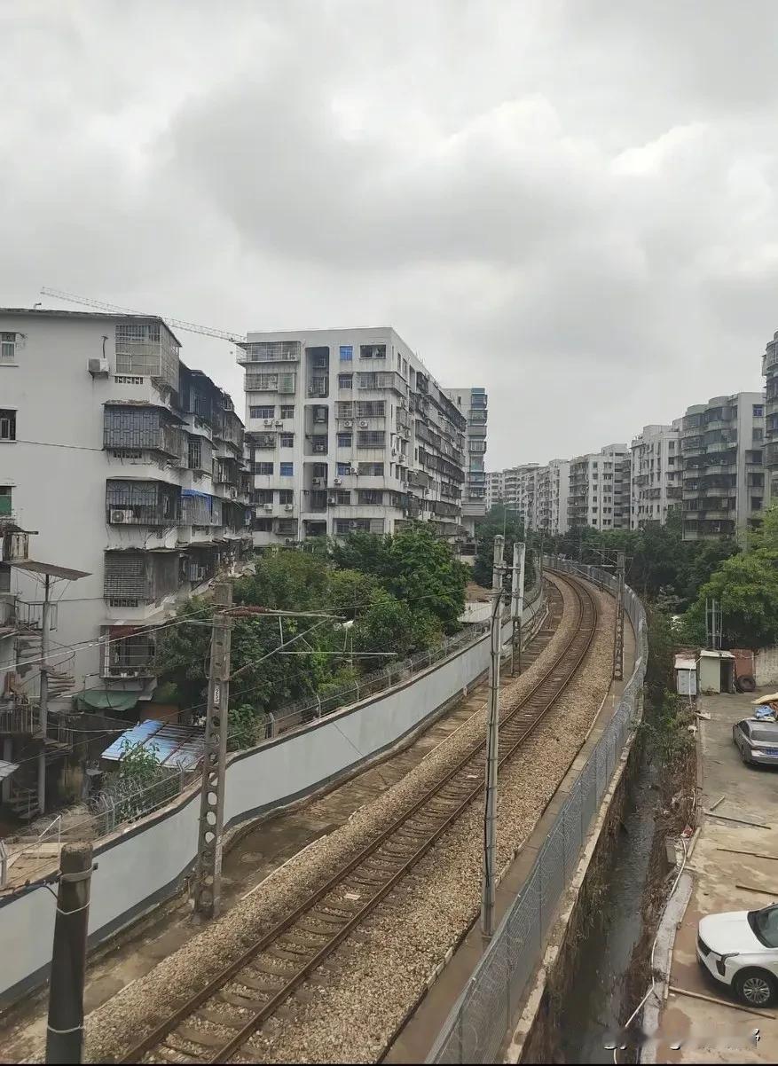 京广铁路广州白云站至广州火车站区间，伴随着广湛高铁的施工和高铁进广州站而进行了改