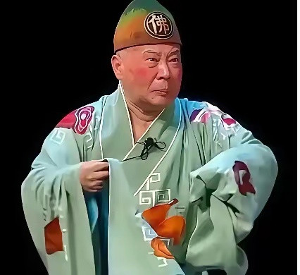 德云社一千多号人，年收入8.6个亿，相声市场占了八成。可郭德纲要改红歌那词的时候