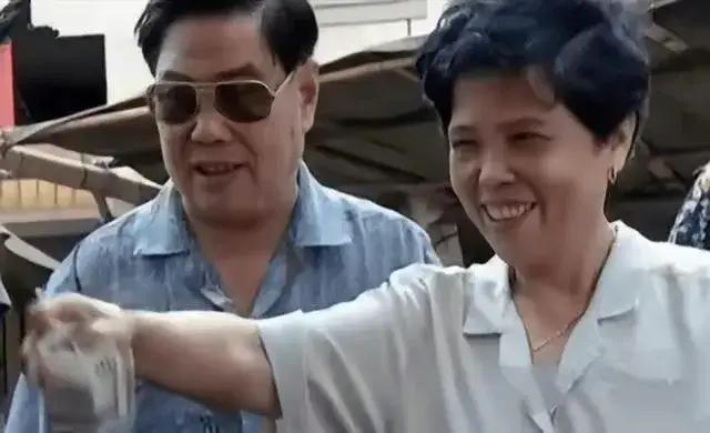 1993年，台湾老兵回大陆寻亲。到家后，他才知道妻子已经再婚。然而，他竟然对妻子