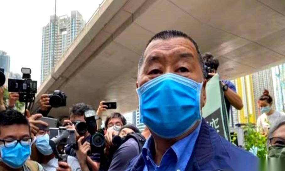 最好笑的不是他在法庭上求饶。而是警察叔叔出来打脸，说那个“单独关押”的苦，是他