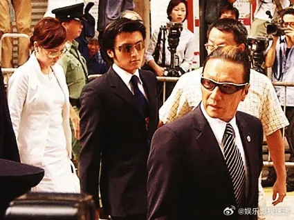大家发现没，谢霆锋一家就是“神奇”的组合，明明谢贤和狄波拉离婚了，可是对谢霆锋的
