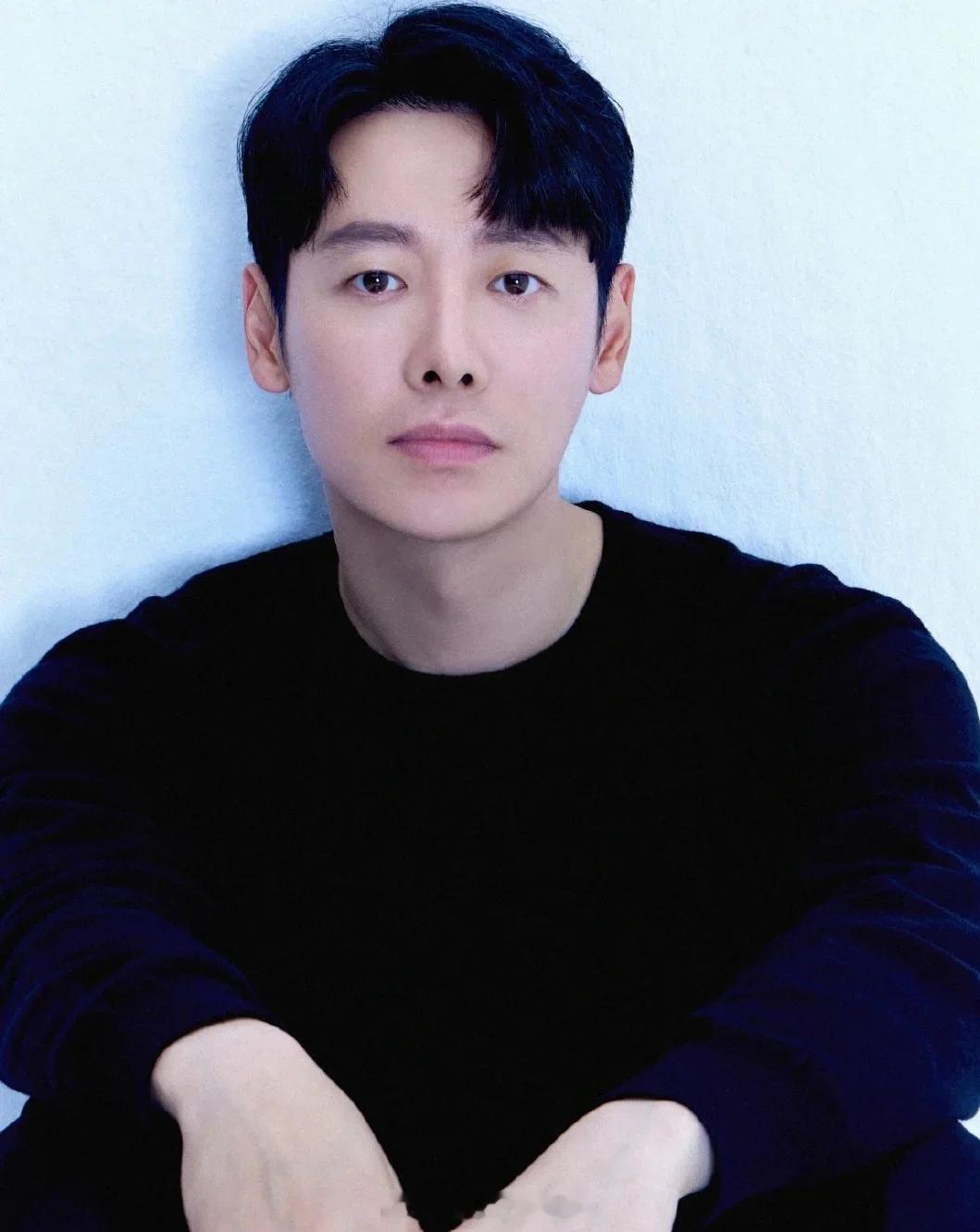 据韩媒，24日，金东旭官宣当爸，妻子预产期为明年年初。据悉，他与妻子2023年1