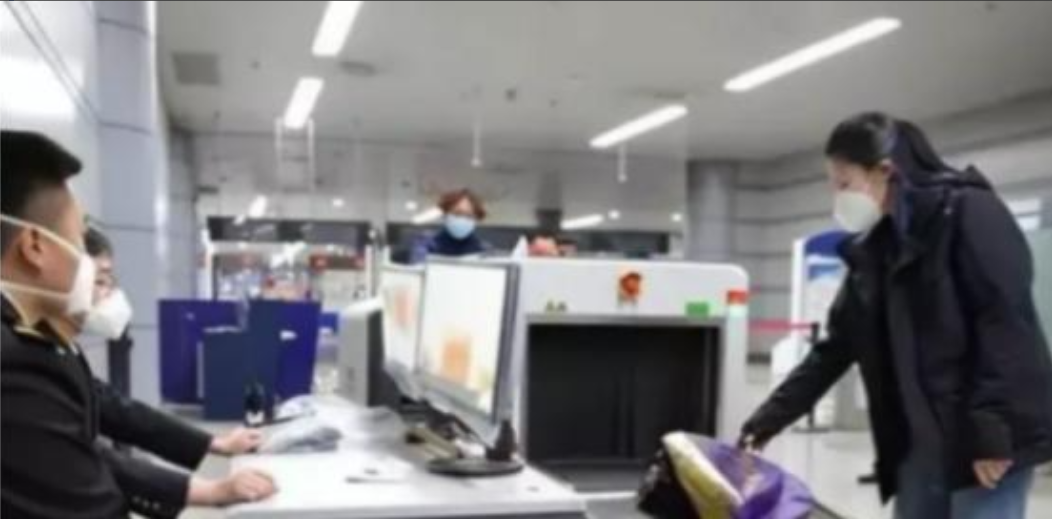 “中国差点损失3000万！”，上海浦东机场海关发现一批形迹可疑的美国人，便强制打