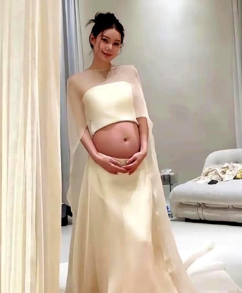 马筱梅挺着八个月的大肚子，直播到半夜，钱是真赚，命也是真拼。她说不想靠谁，