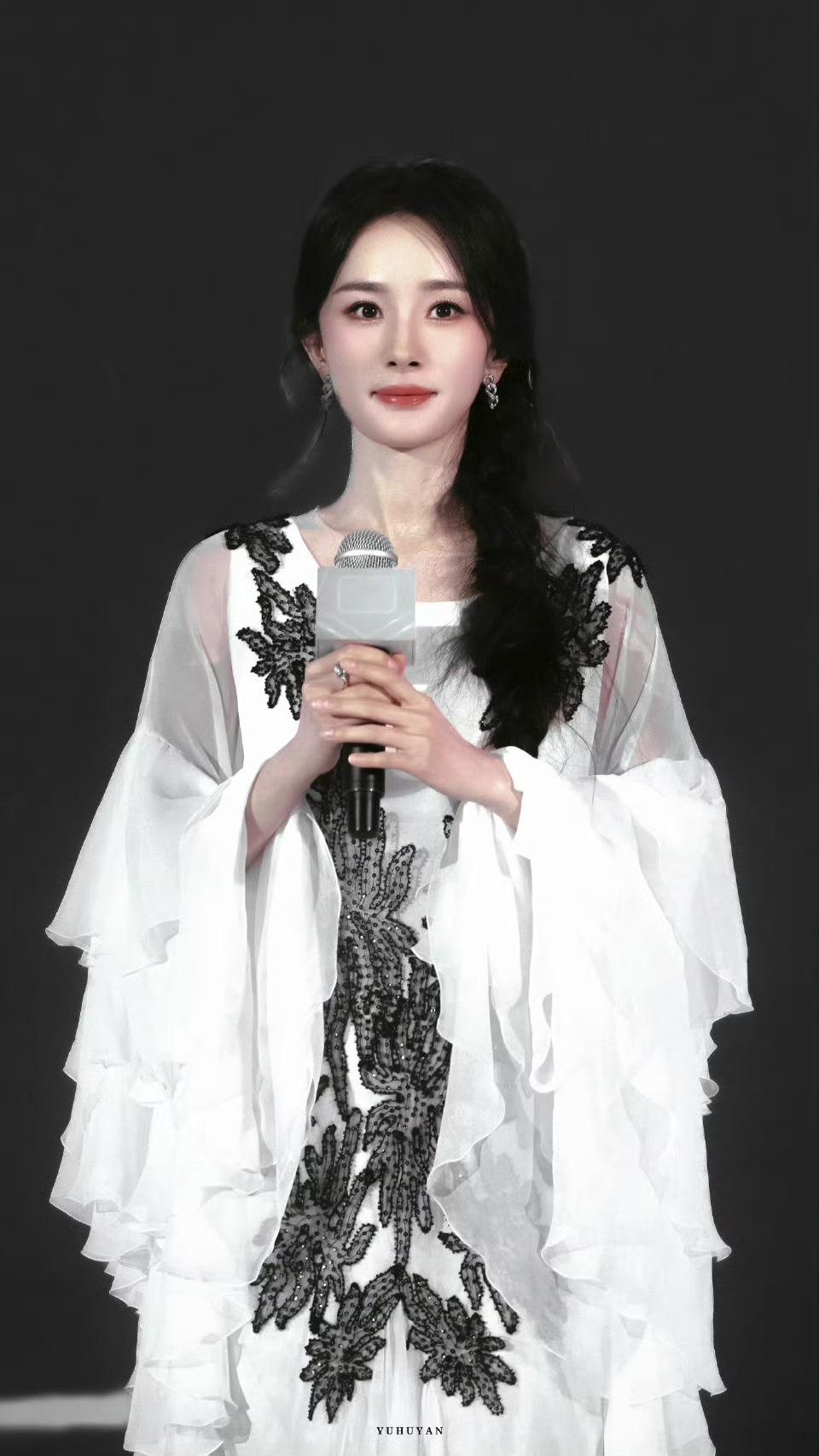 杨幂新新代言君乐宝奶粉央视直播造型太美了，白纱裙飘逸灵动真没想到她会代言奶粉