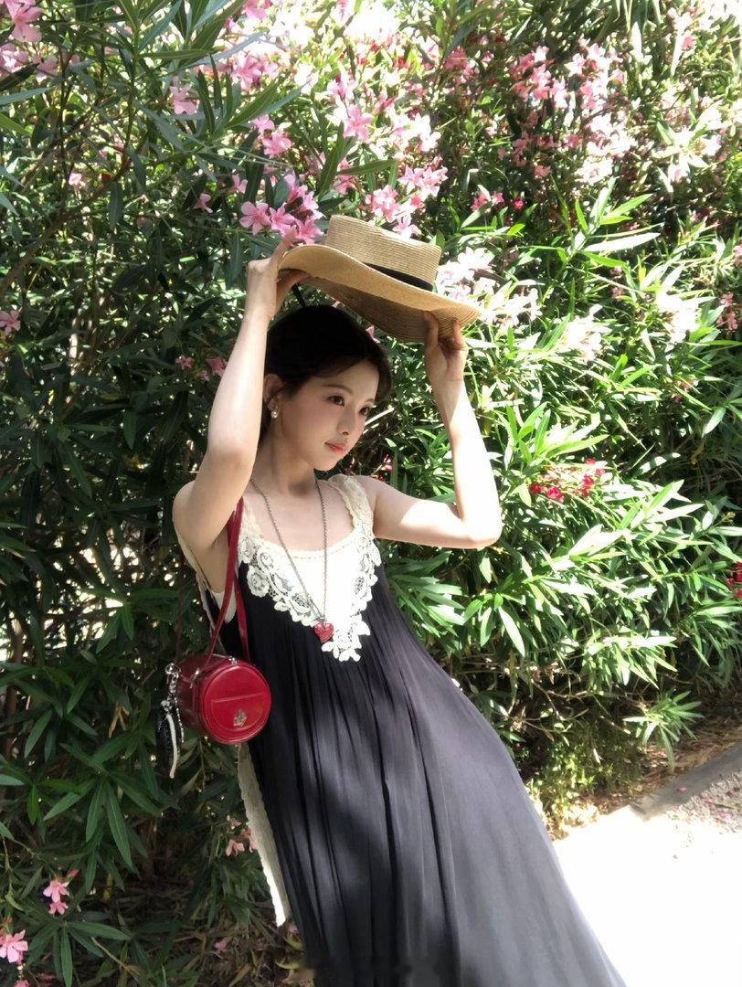 派酱安利杨超越夏日大片远方传来的美美明信片～快来接收啦！优雅的少女在南法要玩的
