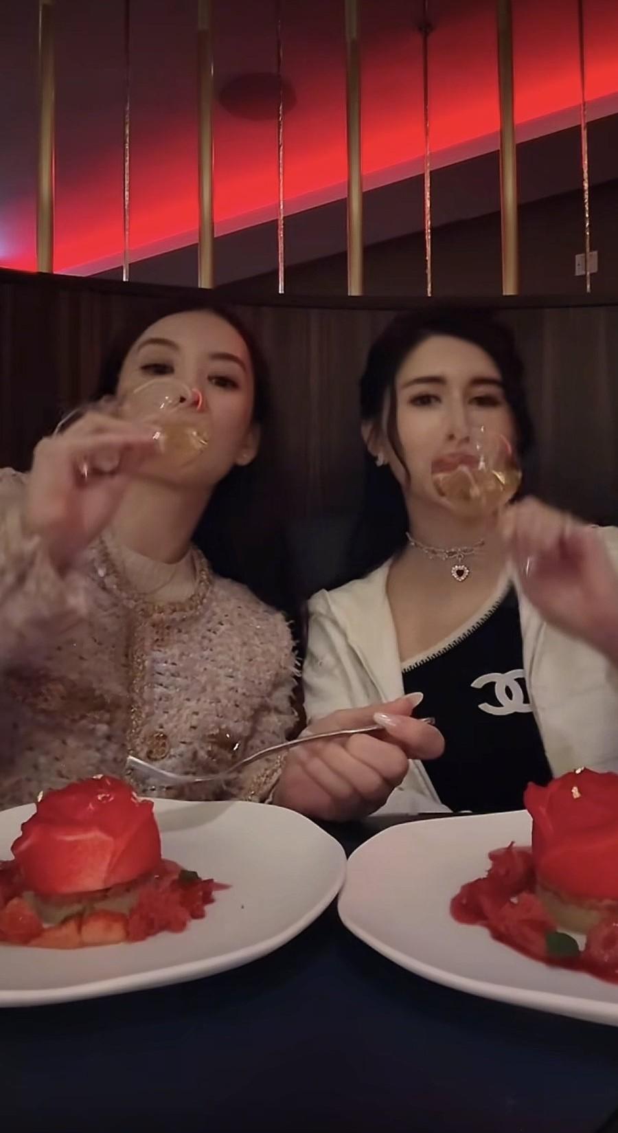 郭富城春晚登上热搜，方媛邀好友吃红色大餐相聚，卧室窗外就是维多利亚海港，真豪气！