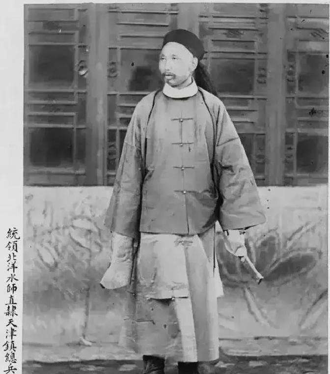 光绪皇帝二十几岁时，本事不大。但他的胸怀，却是举世罕见的。刘公岛失陷的消息传到京城时，光绪正闭门翻阅