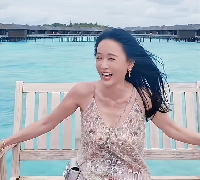 陈乔恩晒度假美照，身形暴瘦胸骨突出太惊人！和艾伦结婚4年仍未备孕，减重过度影响受孕​