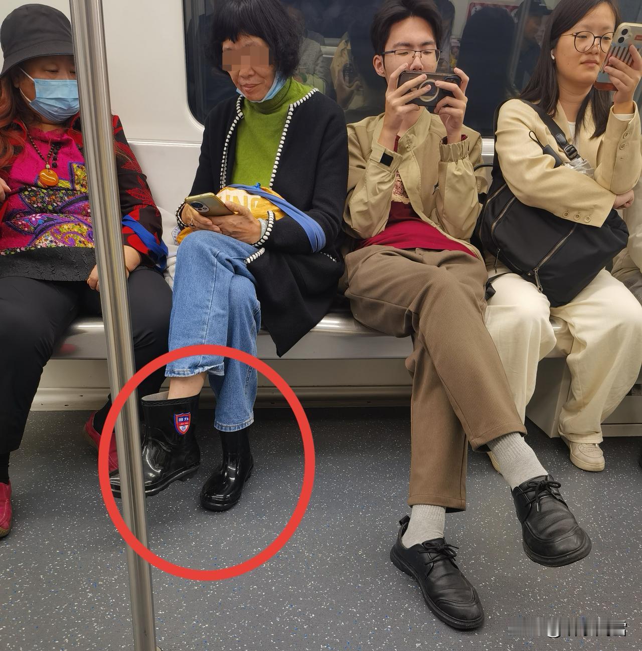 地铁上看到一大姐，坐我对面，有点怪怪的感觉。可要说怪吧也不算太怪，就是她戴