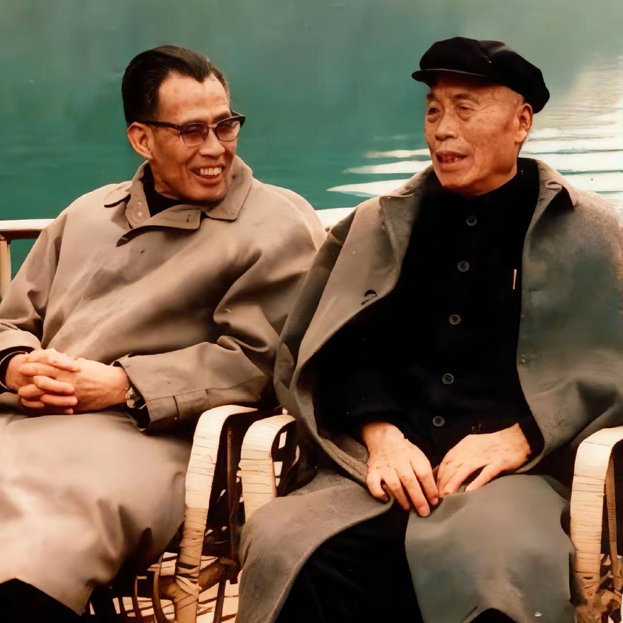 1966年，李宗仁和老友程思远，回到广西同游漓江时，一张罕见的合影，镜头中的他们