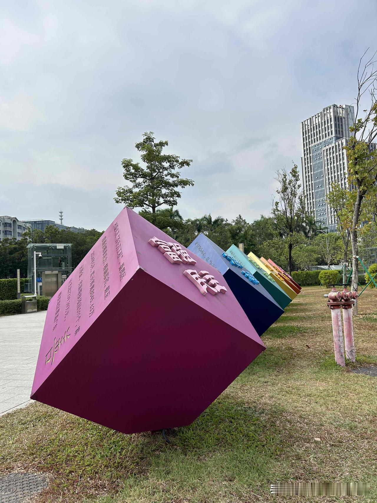 作为一个戒烟多年的男性，每当社交场合中有人问我抽不抽烟的时候，我都回答对