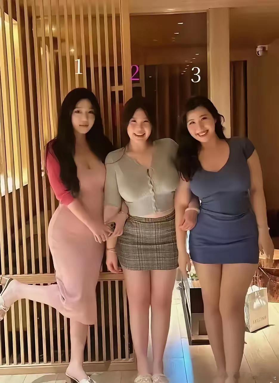 三个美女，你认得出哪个是妈妈，哪个是姐姐，哪个是妹妹吗​​​