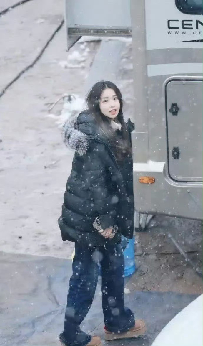 程潇妹妹程晨去剧组探班，怎么做到正脸不像程潇但侧脸一模一样的