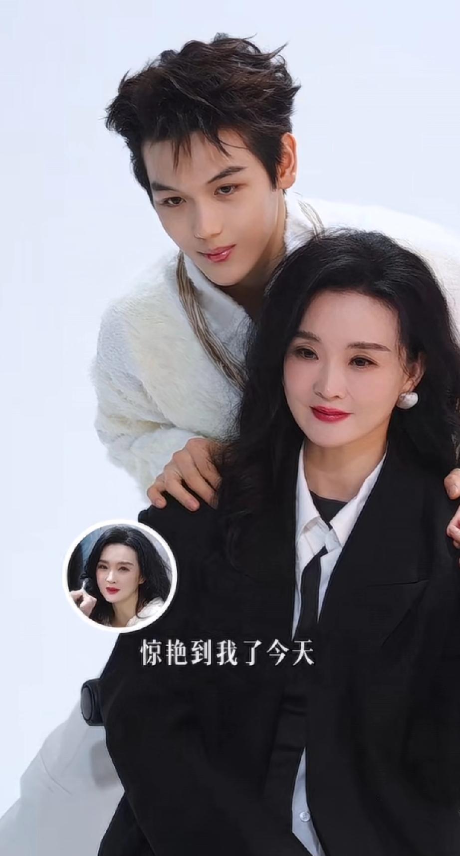 王艳的儿子一转眼都成大帅哥了小时候还是个不懂事的娃，长大后就成了妈妈的暖心帅