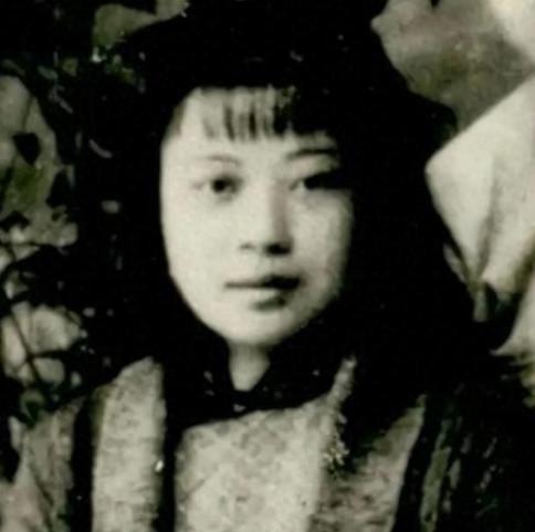 1945年，日军轮奸了黄美英，紧接着在她的下身灌入辣椒水，割去了她的双眼和双乳。
