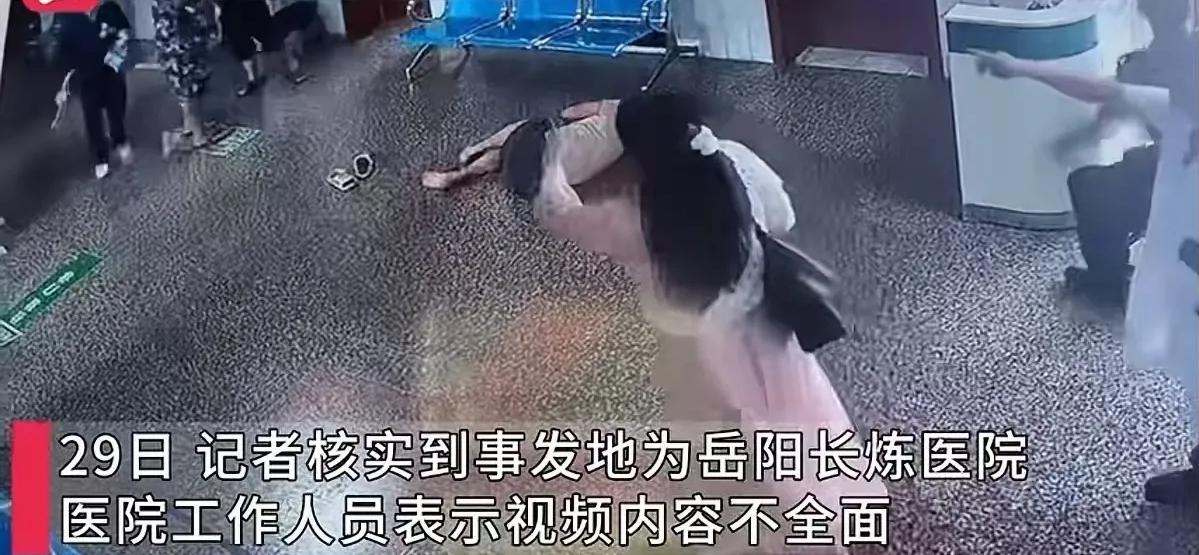 湖南岳阳，女子在麻将馆打麻将，打着打着和一男子发生了争吵，越吵越凶，男子情绪上来