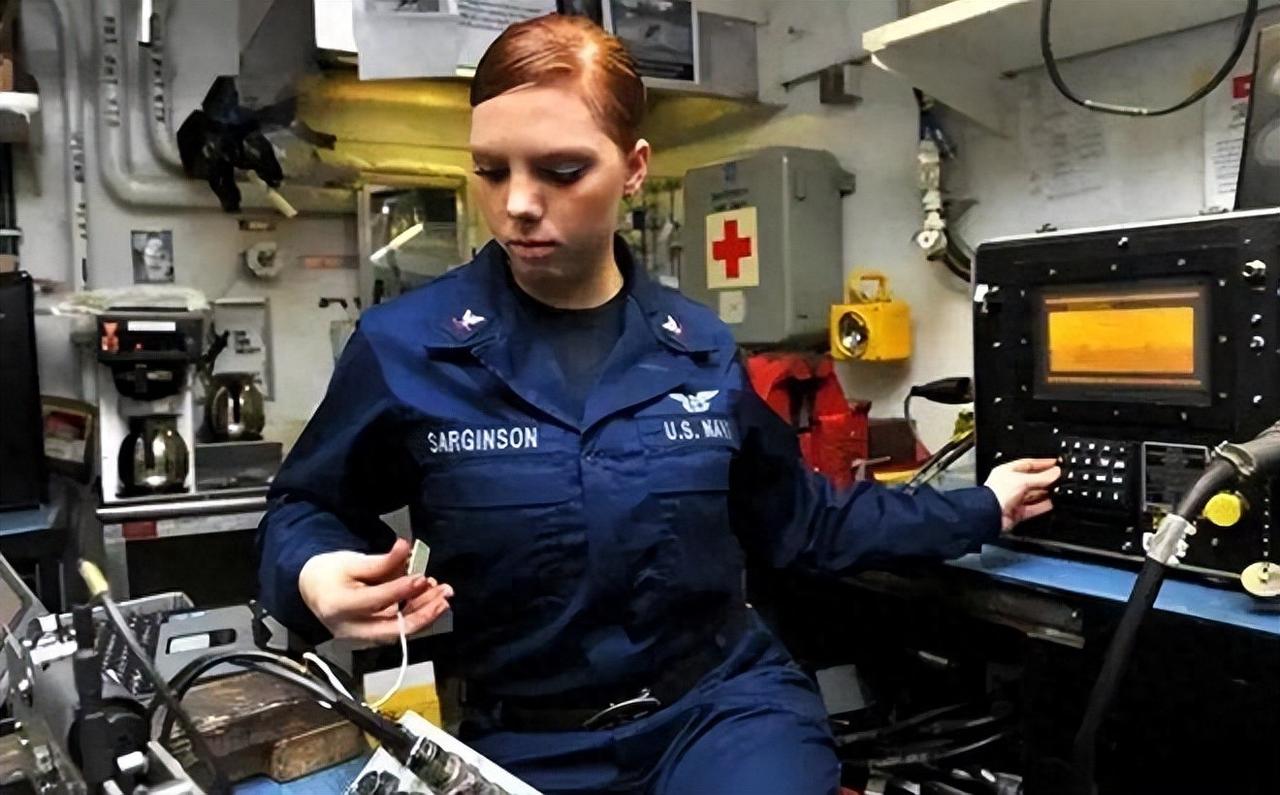 美国航母出海，竟然塞了上千名女兵。很多人以为美国人是在搞政治正确，弄些“花瓶上去