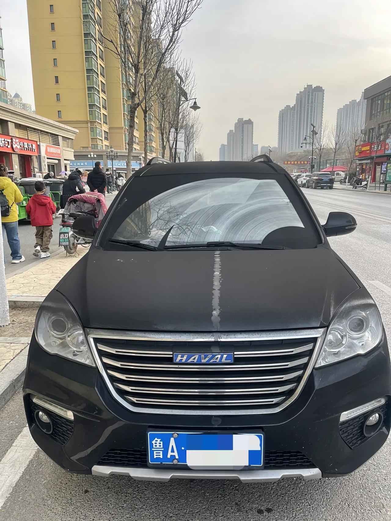 电车又闯祸了！12月7日，济南恒大城地下车库发生火灾，现场一片狼藉，多辆汽车被烧