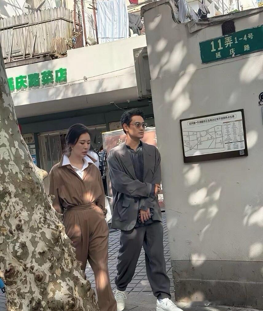 好奇怪啊，她明明穿的衣服都那么素，发型也很普通，妆也没怎么化，但和袁弘走在街上就