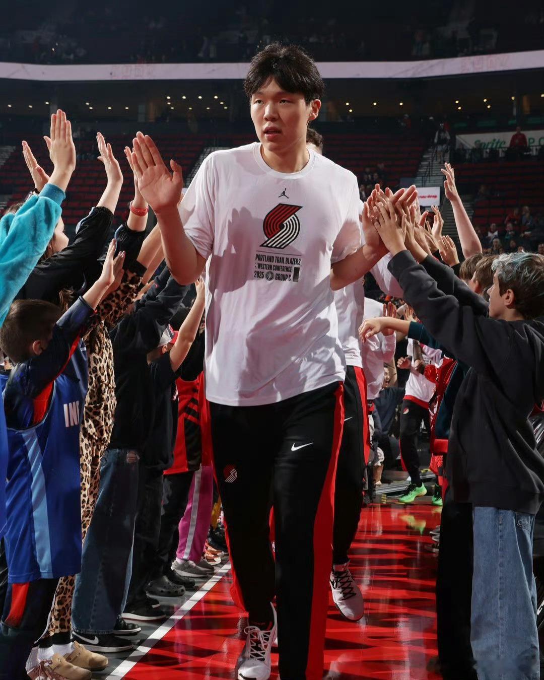 在刚刚结束的nba全明星投票中，杨瀚森获得了10.4万票，在开拓者队内仅次于阿夫