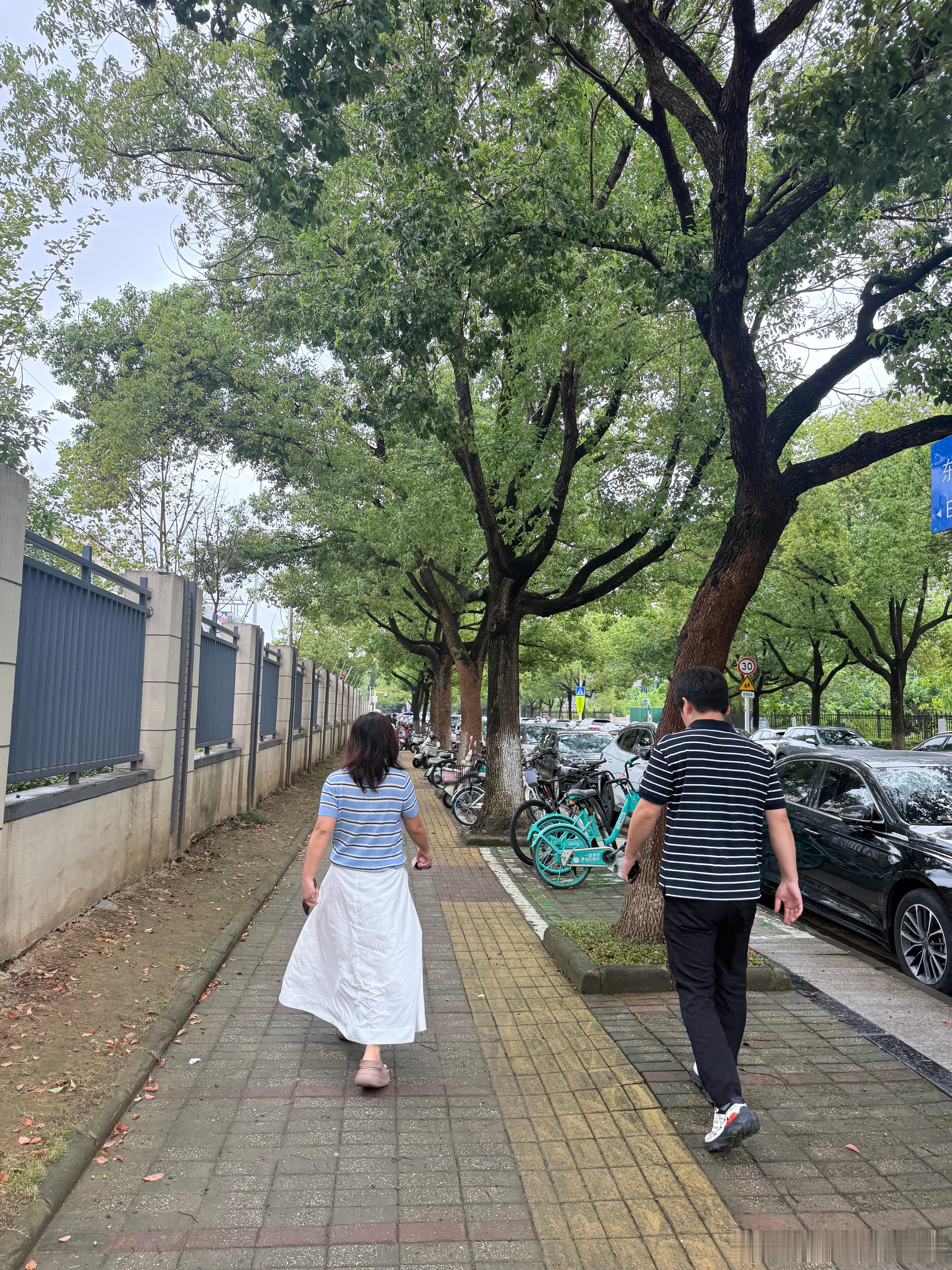 睡到现在，赶紧起来接娃放学[笑着哭]​​​