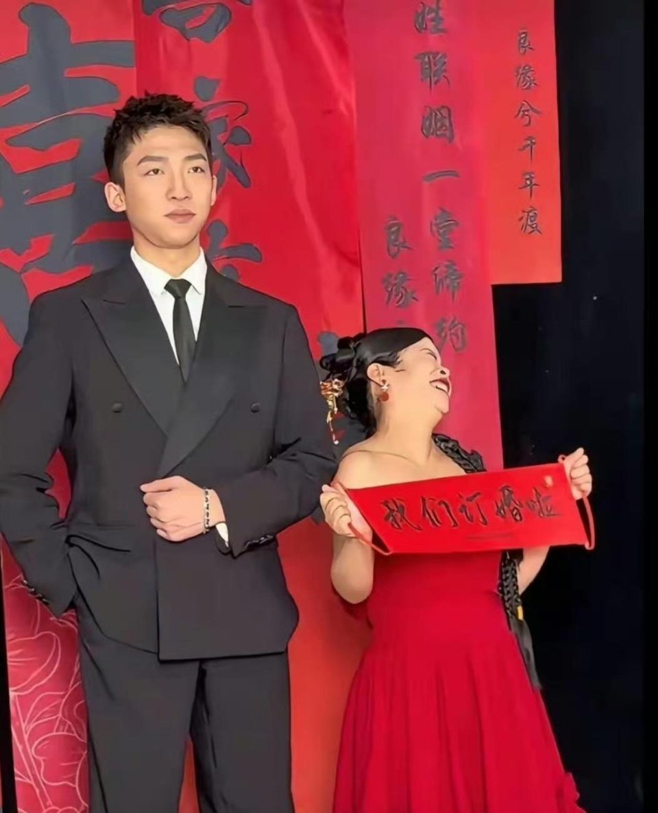 看得出来，女方对男方很满意啊。