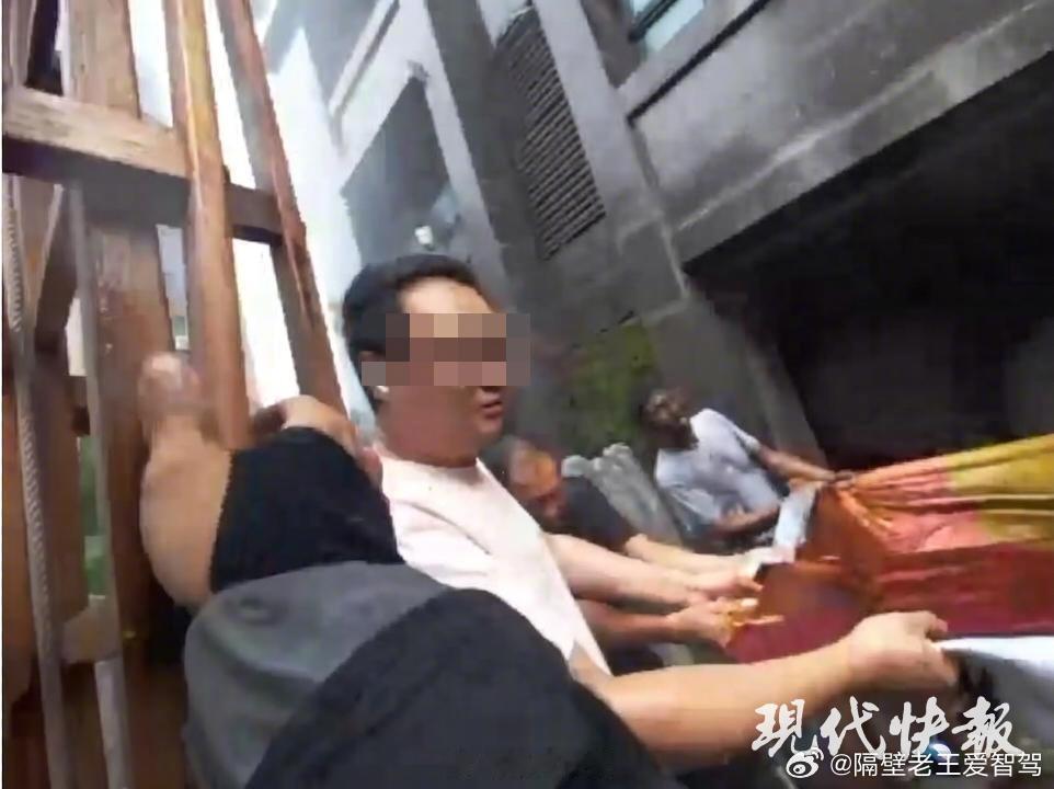 连云港当地回应火灾母女坠楼【连云港当地还原救援过程】7月27日，连云港市海州区